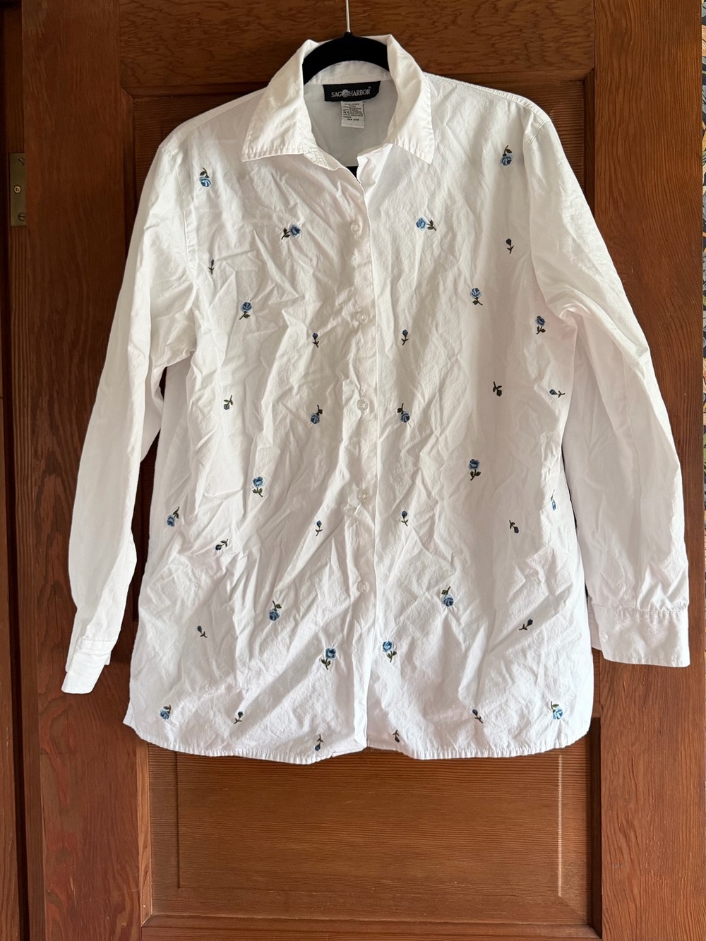 Vintage Sag Harbor White Button-Down Shirt with Blue Floral Embroidery Size M